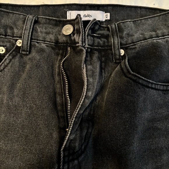 Black Washed jeans, two ripped holes ones on each side below knee cap. 5'3, 120 - Picture 6 of 7